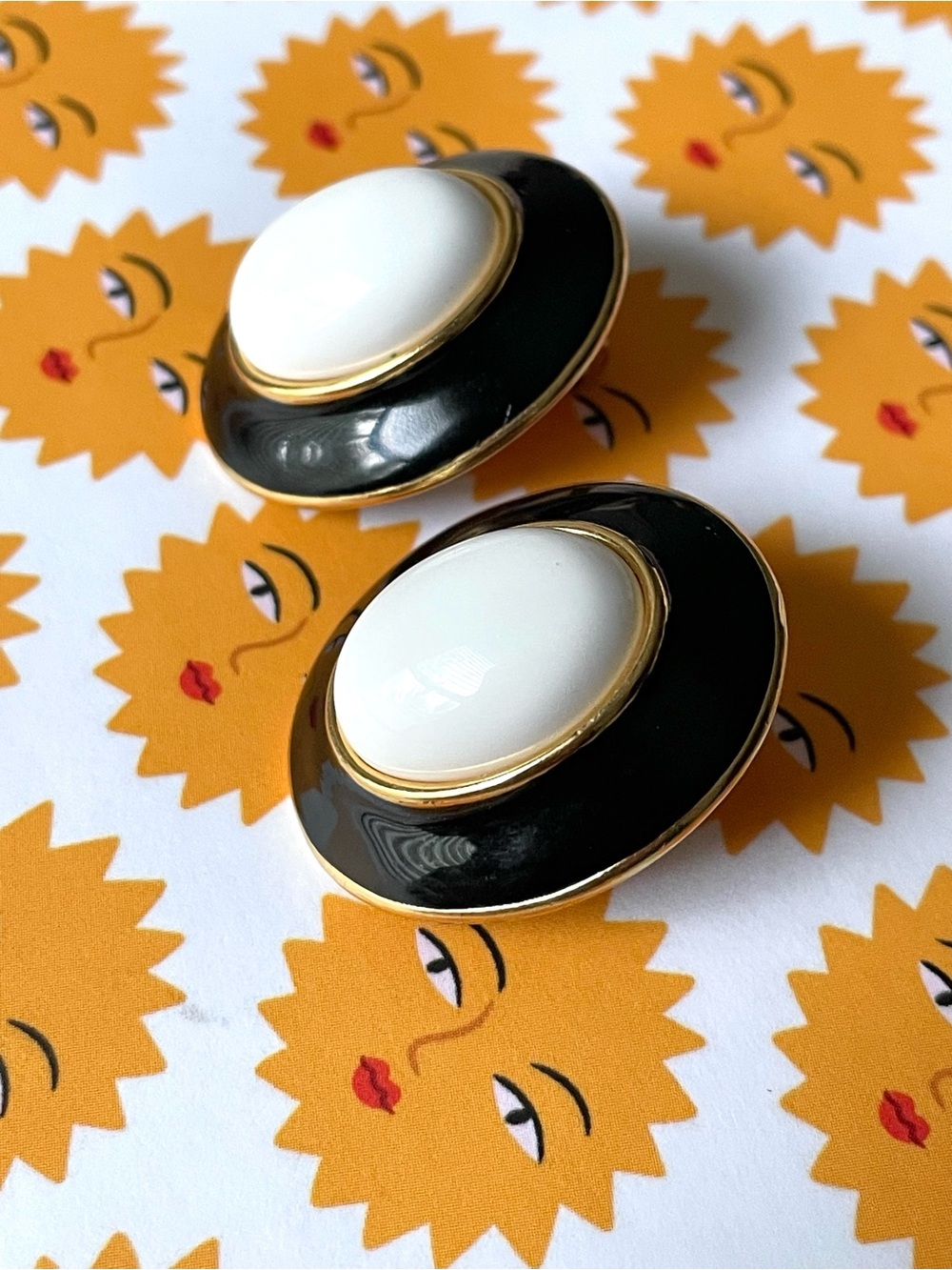 Signed vintage Monet goldtone, enamel, lucite (?) clip-on earrings - Picture 2 of 10